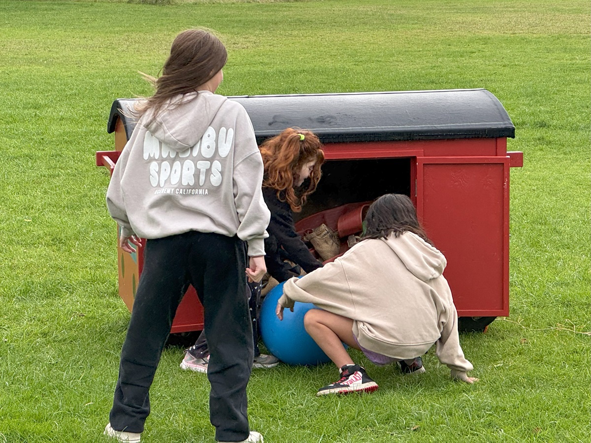 Tamariki looking into the play waka